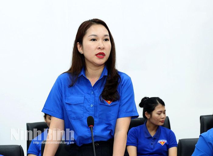 Đại biểu cơ sở Đoàn TNCS Hồ Chí Minh phường Hoa Lư phát biểu ý kiến tại hội nghị.