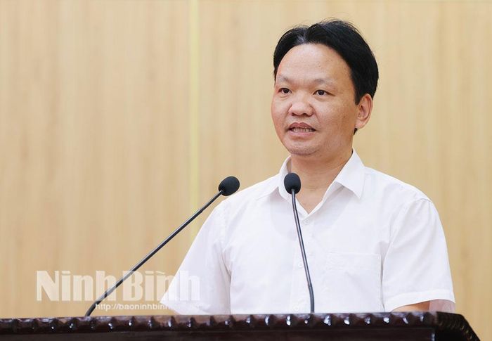 Đồng chí Nguyễn Quang Thạo, Bí thư Đảng ủy, Chủ tịch HĐND xã Cổ Lễ tham luận tại hội nghị.