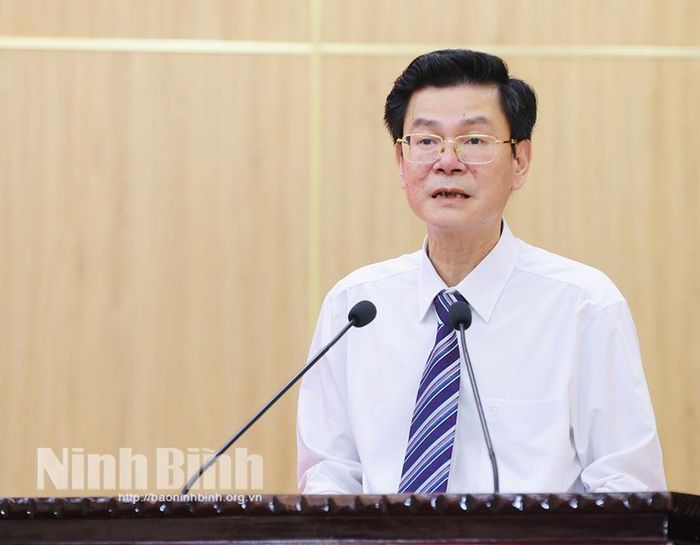 Đồng chí Trần Văn Giang, Tỉnh ủy viên, Phó Chủ nhiệm Thường trực Ủy ban Kiểm tra Tỉnh ủy phát biểu tại hội nghị.