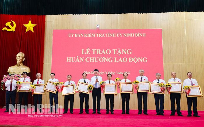 Đồng chí Trần Huy Tuấn, Ủy viên Trung ương Đảng, Bí thư Tỉnh ủy trao Huân chương Lao động cho các đồng chí nguyên lãnh đạo, nguyên thành viên Ủy ban Kiểm tra Tỉnh ủy qua các thời kỳ.