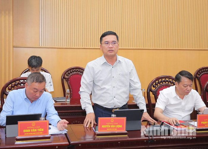 Đồng chí Nguyễn Văn Lượng, Ủy viên Ban Thường vụ Tỉnh ủy, Giám đốc Sở Xây dựng phát biểu tại phiên họp.