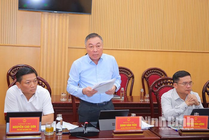 Đồng chí Đinh Văn Tiên, Ủy viên Ban Thường vụ Tỉnh ủy, Giám đốc Sở Nông nghiệp và Môi trường phát biểu tại phiên họp.