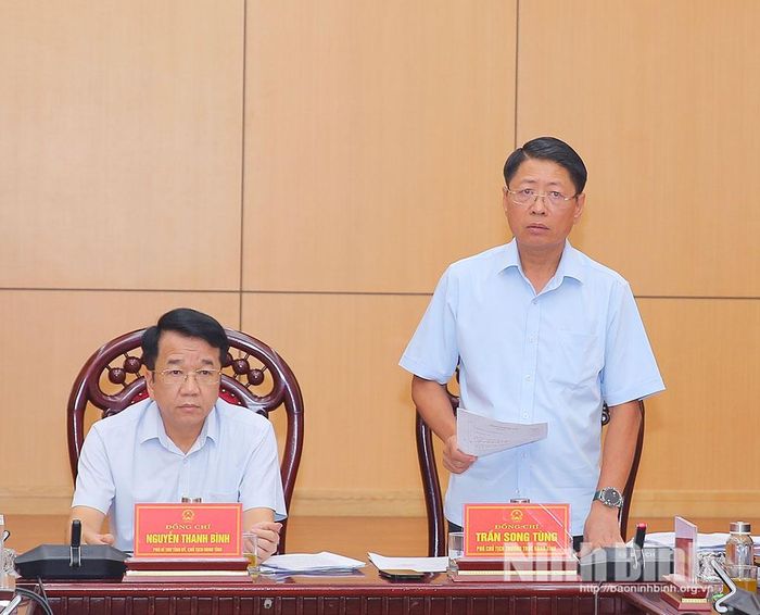 Đồng chí Trần Song Tùng, Ủy viên Ban Thường vụ Tỉnh ủy, Phó Chủ tịch Thường trực UBND tỉnh phát biểu tại phiên họp.