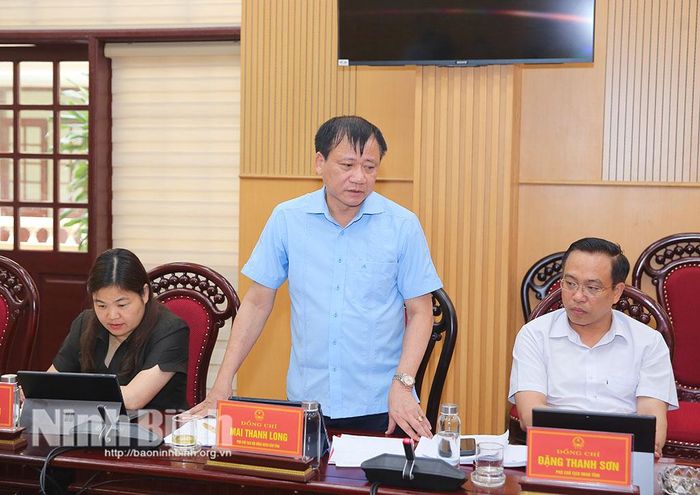 Đồng chí Mai Thanh Long, Tỉnh ủy viên, Phó Chủ tịch HĐND tỉnh phát biểu tại phiên họp.