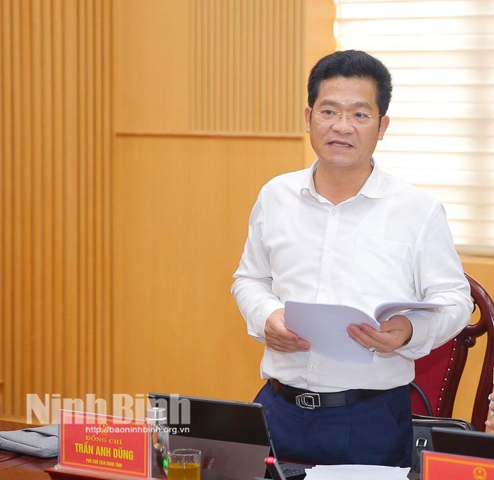 Đồng chí Trần Anh Dũng, Ủy viên Ban Thường vụ Tỉnh ủy, Phó Chủ tịch UBND tỉnh phát biểu tại phiên họp.