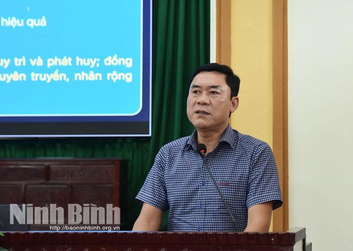 Đồng chí Ngô Thanh Tuân, Phó Giám đốc Sở Văn hóa và Thể thao trình bày chuyên đề Tuyên truyền, vận động nhân dân thực hiện nếp sống văn minh trong việc cưới, việc tang và lễ hội.