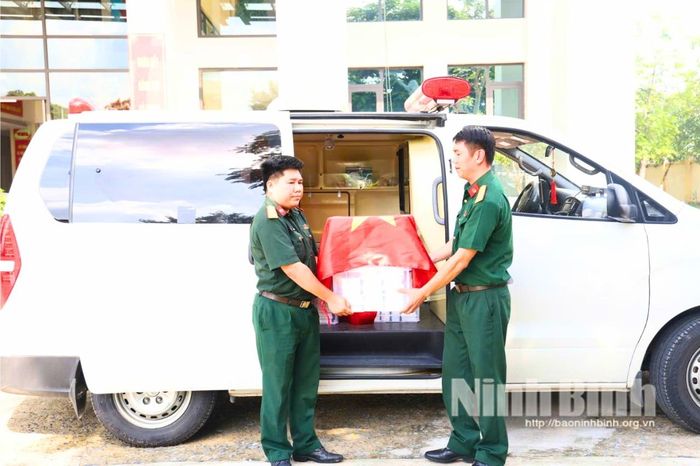 Các mẫu hài cốt liệt sĩ được niêm phong và vận chuyển đến Viện Pháp y Quân đội theo đúng quy trình.
