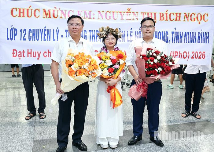 Em Nguyễn Thị Bích Ngọc và các thầy giáo Trường THPT chuyên Lê Hồng Phong trở về sau Kỳ thi Olympic Vật lí quốc tế lần thứ 56 (IPhO 2026).
