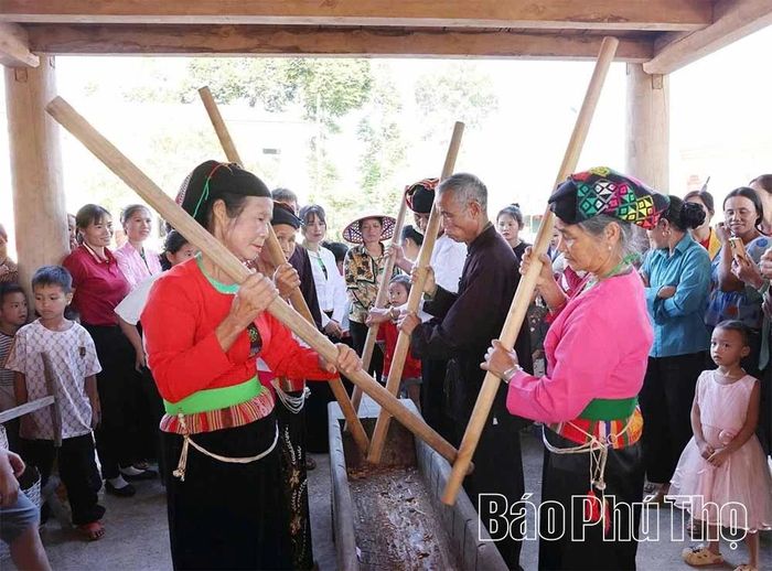 Các hạt nhân văn nghệ cao tuổi của xã Khả Cửu trình diễn đâm đuống trong ngày hội.