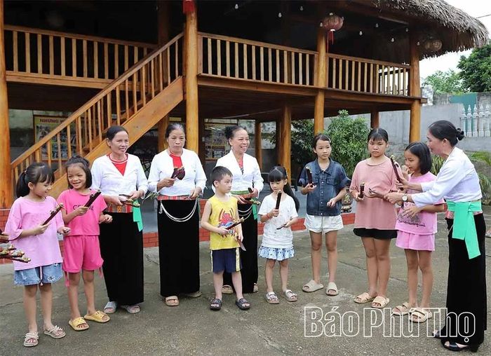 Hội viên người cao tuổi truyền dạy cho các em nhỏ điệu múa Sênh tiền đặc trưng của người Mường.
