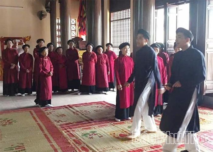Biểu diễn Hát Xoan tại lễ hội Đình Kim Đái.