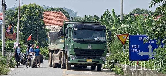 Biển báo bị che khuất, tầm nhìn hạn chế khiến khu vực ngã tư giao cắt giữa đường liên vùng tại Km2+00 với tuyến đường dân sinh liên thôn thuộc địa bàn thôn 30 và thôn 35 (xã Vạn Xuân) trở thành "điểm đen" tai nạn giao thông.