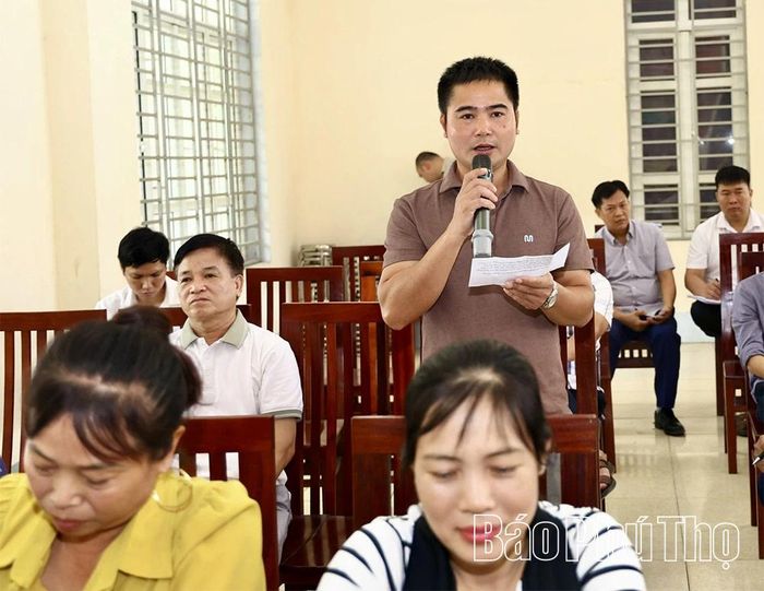 Cử tri xã Vĩnh An phát biểu tại buổi tiếp xúc.