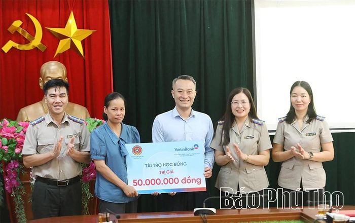 Lãnh đạo Thi hành án dân sự tỉnh Phú Thọ, Ngân hàng TMCP Công Thương Việt Nam - Chi nhánh Hòa Bình trao học bổng cho gia đình chị Nguyễn Thị Vân.