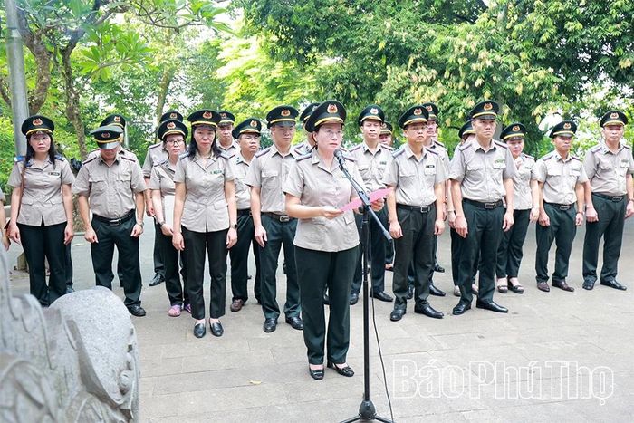 Đồng chí Nguyễn Thị Kim Yến - Trưởng Thi hành án dân sự tỉnh Phú Thọ thay mặt đoàn đại biểu báo công trước anh linh các Vua Hùng tại Khu Di tích lịch sử Đền Hùng.
