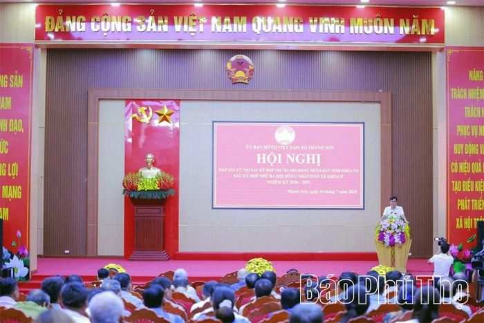 Quang cảnh buổi tiếp xúc cử tri.