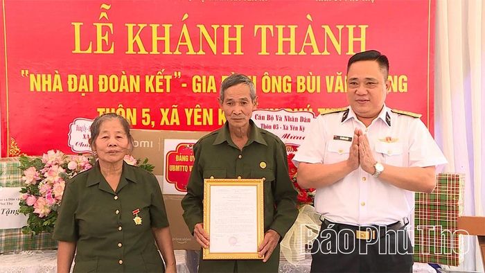 Đại diện Viện Kỹ thuật Hải quân trao quyết định hỗ trợ xây dựng nhà Đại đoàn kết cho gia đình ông Bùi Văn Tường.