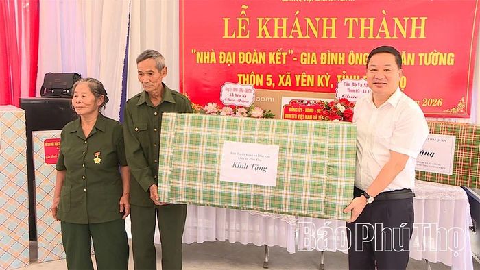Lãnh đạo Ban Tuyên giáo và Dân vận Tỉnh ủy tặng quà, động viên gia đình ông Bùi Văn Tường.