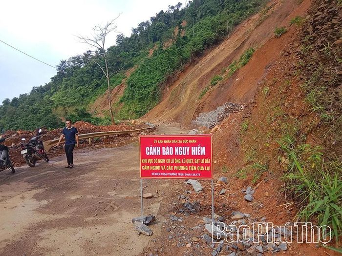 Đến sáng nay 14/7, các phương tiện thi công để thông tuyến chưa tiếp cận được hiện trường do khu vực sạt trượt vẫn tiếp diễn và tiềm ẩn nhiều nguy hiểm. Ảnh: CTV
