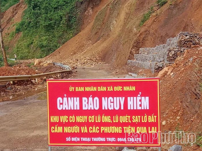 Nhiều biển cảnh báo đã được UBND xã chỉ đạo các lực lượng chức năng cắm dọc tuyến. Ảnh: CTV
