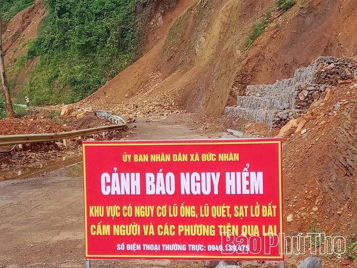 Nhiều biển cảnh báo đã được UBND xã chỉ đạo các lực lượng chức năng cắm dọc tuyến. Ảnh: CTV