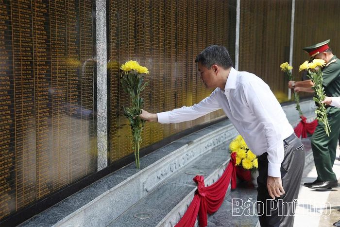 Thủ tướng Lê Minh Hưng dâng hoa tại bia ghi danh các Anh hùng liệt sĩ tỉnh Phú Thọ.