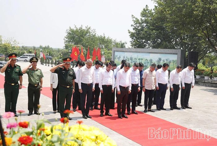 Thủ tướng Chính phủ Lê Minh Hưng cùng các đại biểu thành kính tưởng niệm, tri ân các Anh hùng liệt sĩ tỉnh Phú Thọ.