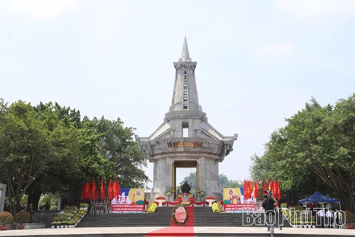 Toàn cảnh Đài tưởng niệm các Anh hùng liệt sĩ tỉnh Phú Thọ.