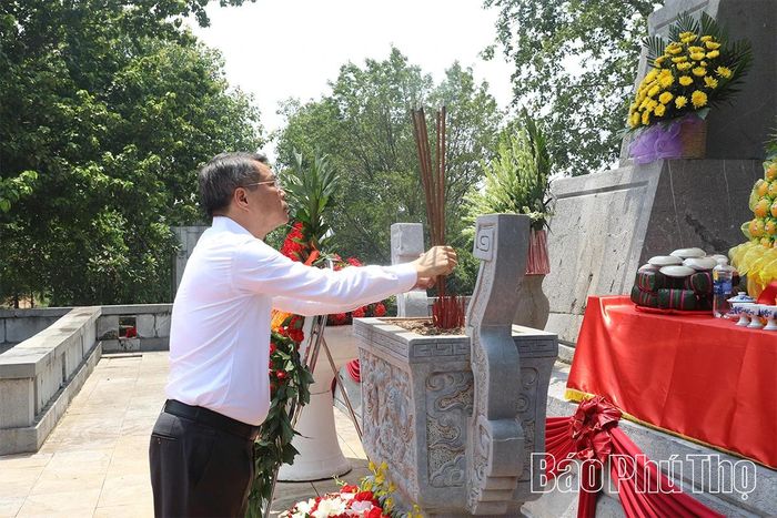 Thủ tướng Lê Minh Hưng dâng hương tưởng niệm các Anh hùng liệt sĩ tỉnh Phú Thọ.