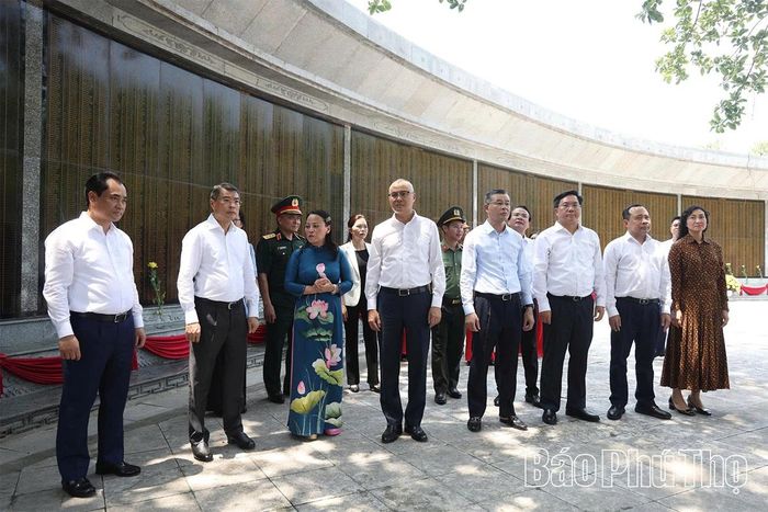 Thủ tướng Lê Minh Hưng và các đại biểu thành kính tri ân sự hy sinh to lớn của các Anh hùng liệt sĩ.