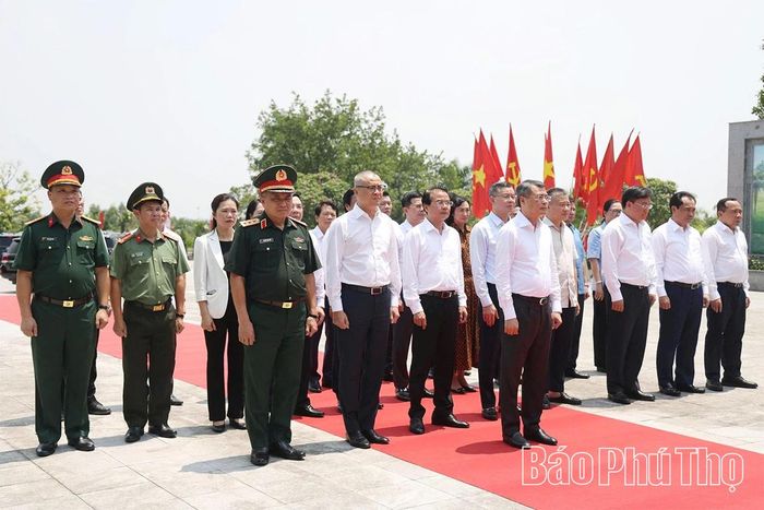 Thủ tướng Chính phủ Lê Minh Hưng cùng đoàn công tác dâng hương, dâng hoa tưởng niệm các Anh hùng liệt sĩ tỉnh Phú Thọ.