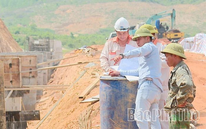 Bên cạnh việc đẩy nhanh tiến độ, công tác giám sát cũng được đặc biệt chú ý để đảm bảo an toàn cho công trình.