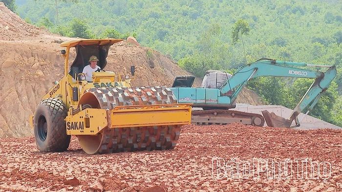 Nhà thầu huy động nhiều phương tiện, máy móc để thi công công trình.