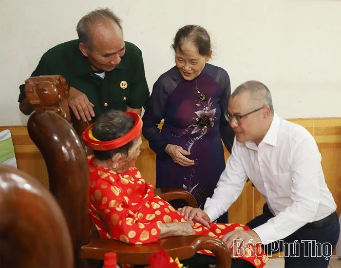 Đồng chí Bí thư Tỉnh ủy Phạm Đại Dương thăm hỏi, tặng quà Mẹ Việt Nam Anh hùng Nguyễn Thị Phước. 