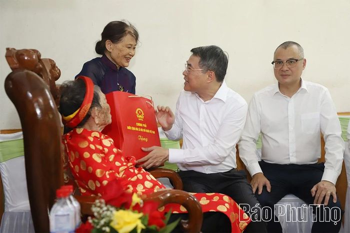 Thủ tướng Chính phủ Lê Minh Hưng ân cần thăm hỏi, tặng quà gia đình Mẹ Việt Nam Anh hùng Nguyễn Thị Phước.