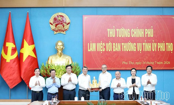 Các đồng chí Thường trực Tỉnh ủy Phú Thọ tặng quà lưu niệm cho Thủ tướng Chính phủ Lê Minh Hưng.