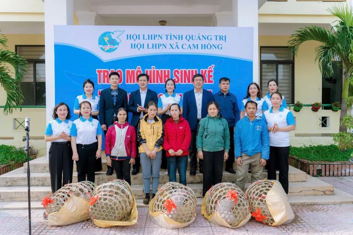 Hội Liên hiệp Phụ nữ xã Cam Hồng tổ chức Chương trình "Trao mô hình sinh kế" cho hội viên có hoàn cảnh khó khăn - Ảnh: B.C