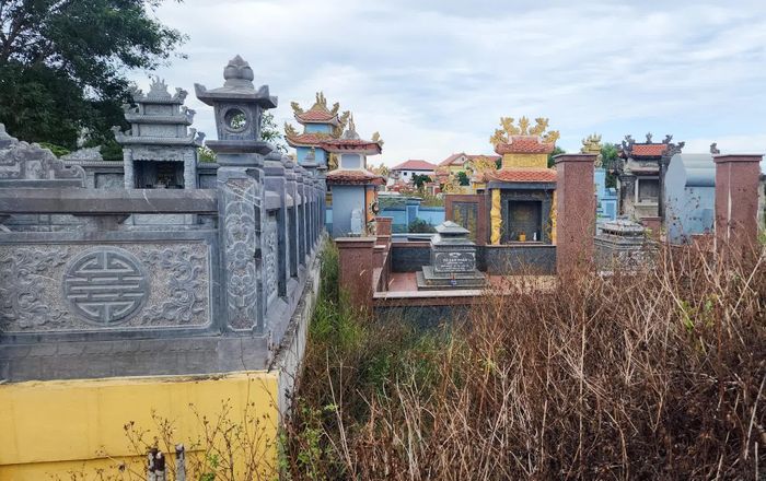 Một phần phía đầu khu lăng mộ gia tộc Võ Doãn chèn vào khu lăng mộ của gia đình bà Võ Thị Vân - Ảnh: T.L