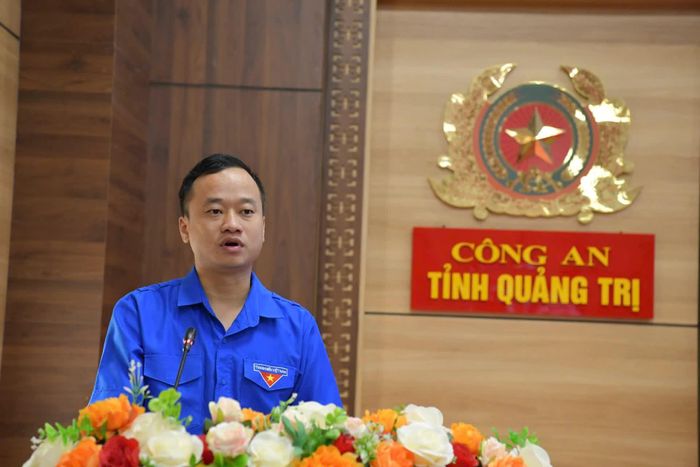 Đại diện lãnh đạo Tỉnh đoàn phát động triển khai chiến dịch “Mùa hè số cùng VNeID, hướng dẫn công dân số, đồng hành cùng Nhân dân thực hiện Đề án 06” - Ảnh: B.N