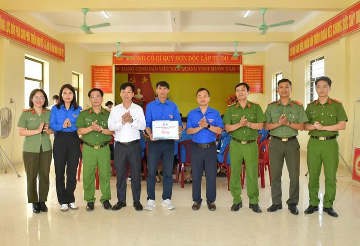 Đại diện Tỉnh đoàn và Công an tỉnh thăm, động viên đội hình thanh niên tình nguyện triển khai chiến dịch “Mùa hè số cùng VneID, hướng dẫn công dân số, đồng hành cùng Nhân dân thực hiện Đề án 06” tại xã Nam Trạch - Ảnh: B.N