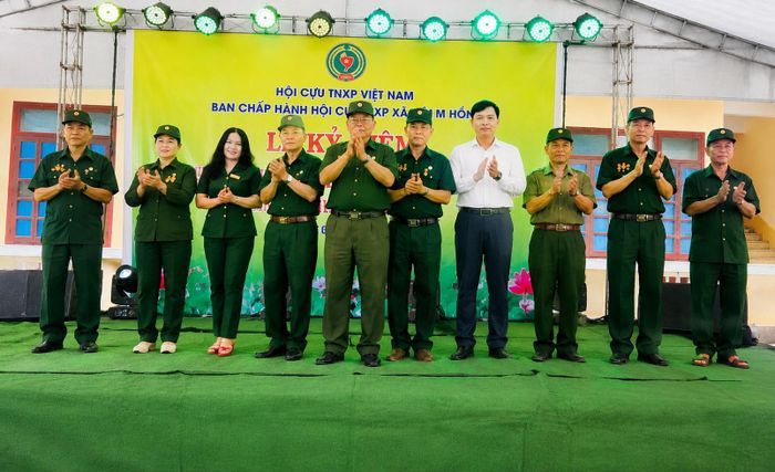  Trao Kỷ niệm chương Cựu Thanh niên xung phong Việt Nam của Trung ương Hội Cựu Thanh niên xung phong Việt Nam cho các hội viên Hội Cựu Thanh niên xung phong xã Cam Hồng - Ảnh: K.H 