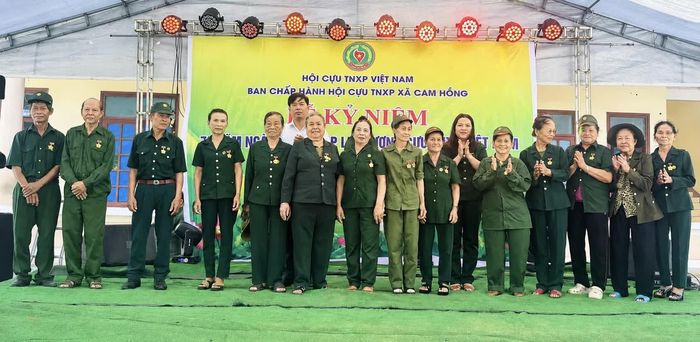 Trao Kỷ niệm chương "Vì thế hệ trẻ" của Trung ương Đoàn TNCS Hồ Chí Minh cho các hội viên Hội Cựu Thanh niên xung phong xã Cam Hồng - Ảnh: K.H