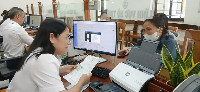 Cán bộ Trung tâm Phục vụ hành chính công xã Phong Nha hướng dẫn người dân thực hiện các thủ tục hành chính - Ảnh: H.Đ