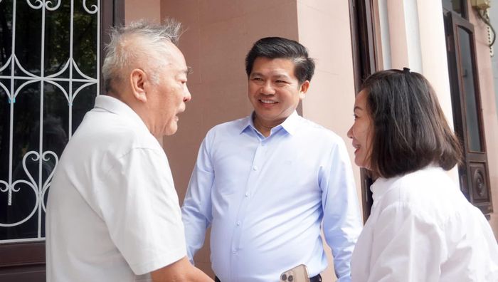 Đồng chí Trần Vũ Khiêm, Phó Bí thư Thường trực Tỉnh ủy, Trưởng đoàn ĐBQH tỉnh và đồng chí Nguyễn Minh Tâm, Phó trưởng đoàn chuyên trách Đoàn ĐBQH tỉnh trò chuyện với ông Nguyễn Văn Nhượng, thương binh, nguyên Phó trưởng đoàn ĐBQH tỉnh Quảng Bình cũ - Ảnh: N.M