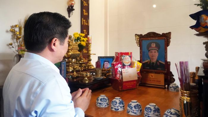 Đồng chí Trần Vũ Khiêm, Phó Bí thư Thường trực Tỉnh ủy, Trưởng đoàn ĐBQH tỉnh thắp hương tri ân liệt sĩ Nguyễn Văn Man - Ảnh: N.M