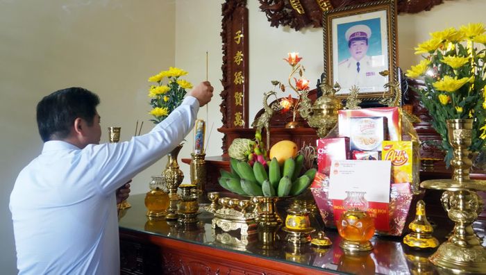 Đồng chí Trần Vũ Khiêm, Phó Bí thư Thường trực Tỉnh ủy, Trưởng đoàn ĐBQH tỉnh thắp hương tri ân liệt sĩ Trương Đình Thanh - Ảnh: N.M