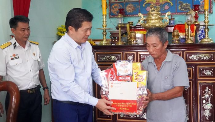 Đồng chí Trần Vũ Khiêm, Phó Bí thư Thường trực Tỉnh ủy, Trưởng đoàn ĐBQH tỉnh tặng quà gia đình liệt sĩ Phạm Văn Thái - Ảnh: N.M