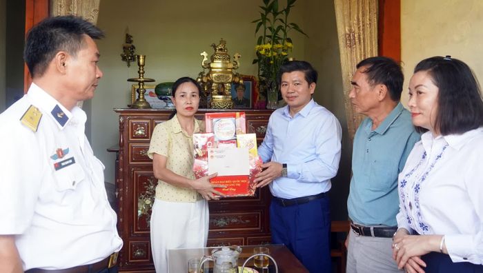Đồng chí Trần Vũ Khiêm, Phó Bí thư Thường trực Tỉnh ủy, Trưởng đoàn ĐBQH tỉnh thăm, tặng quà gia đình liệt sĩ Trần Minh Lợi - Ảnh: N.M
