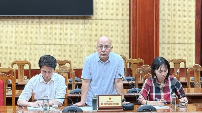 Đại diện đoàn công tác Đài Truyền hình Việt Nam trình bày ý tưởng kịch bản Cầu truyền hình tại Quảng Trị - Ảnh: N.L