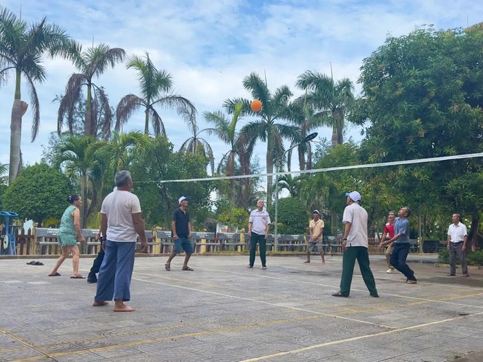 Người có công giao lưu bóng chuyền hơi trong thời gian điều dưỡng - Ảnh: Thùy Trang